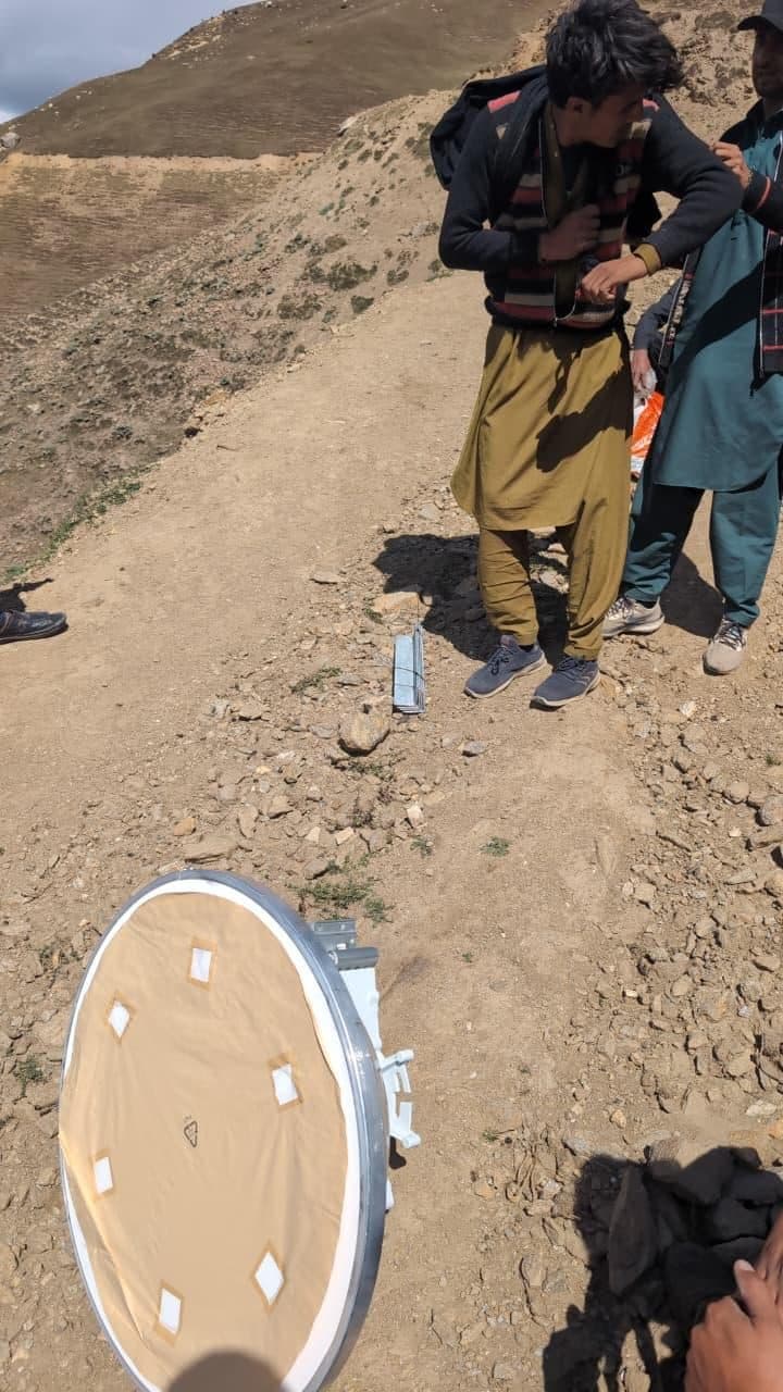 Microwave dish handling, field team
